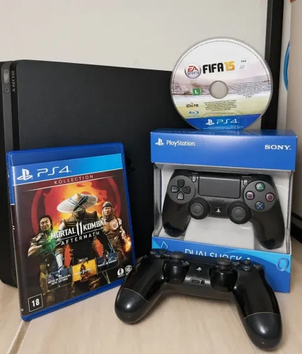 PS4 Slim + 1 Controle Original (na caixa) + Mortal Kombat 11 Aftermath + FIFA 15