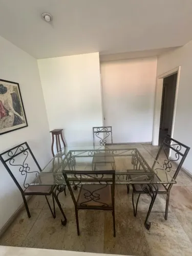 Conjunto Mesa e quatro Cadeiras de ferro com tampo de vidro