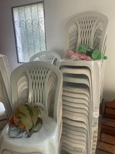 Jogo de mesa com 4 cadeiras