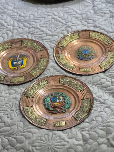 Pratos antigos em bronze com emblema Brasil, Peru e Colômbia 