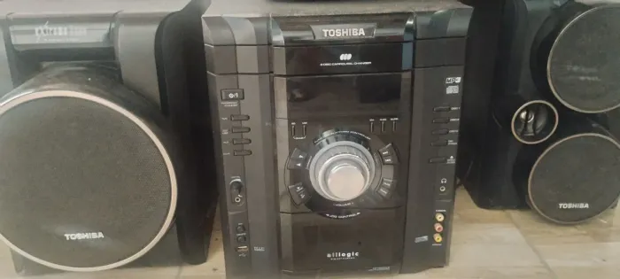 Vende-se Aparelho de Som Semp Toshiba. com defeito*.