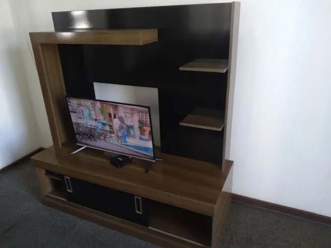 Rack para tv com prateleiras e armário 