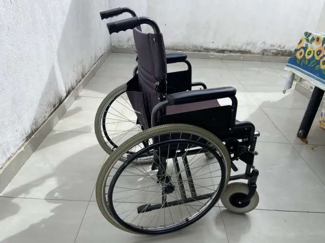 Vende-se cadeira de rodas seminova