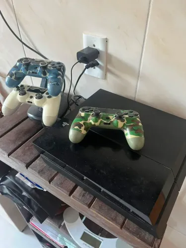 PS4 com 3 controles e suporte