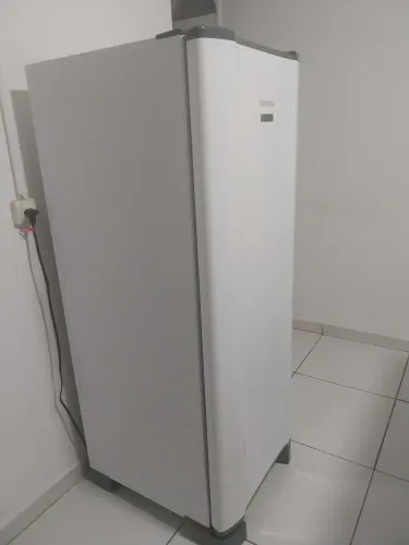 Vende se Geladeira Esmaltec 245L
