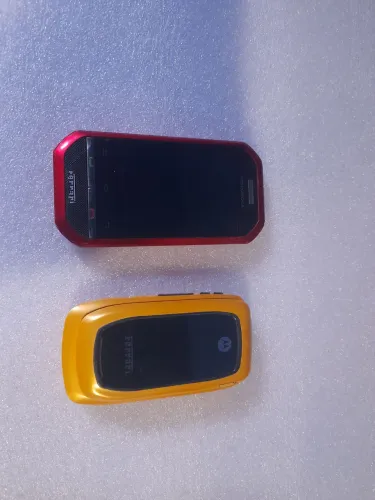 2 CELULARES MOTOROLA FERRARI 