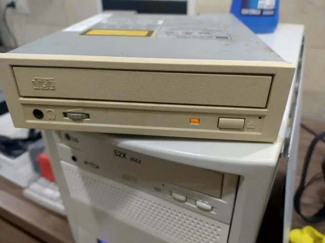CD-ROM 4x SCSI Toshiba sem teste