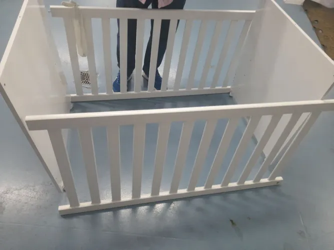 Berço branco estado de novo