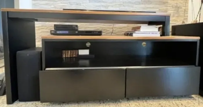 Rack para TV moderno, com design industrial, ideal para salas contemporâneas. Tamanho Ajus