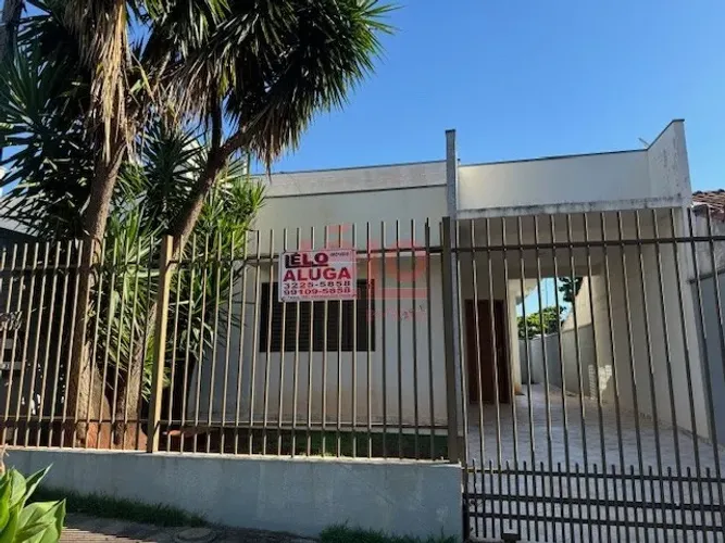 Casa para alugar no Jardim Piatã em Maringá, com 2 quartos e 2 vagas de garagem