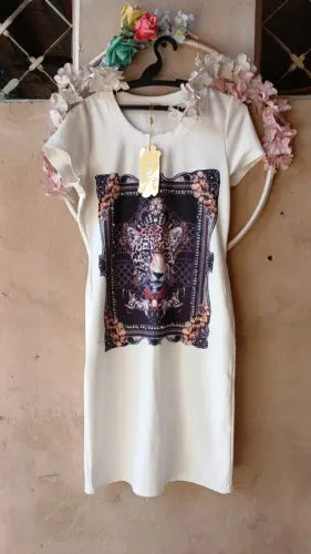 Vestido branco com aplicação em pedras