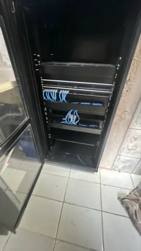 Rack servidor Max elétron preto