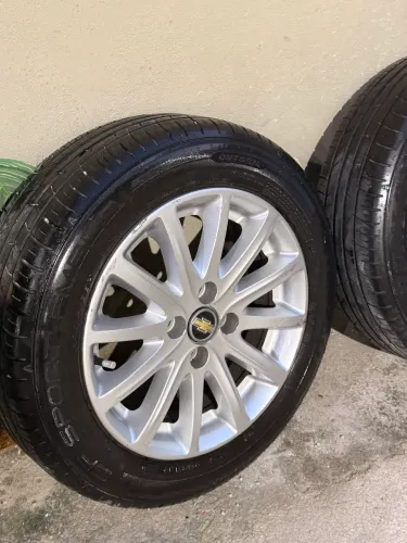 Rodas aro 15 com pneus novos GM 