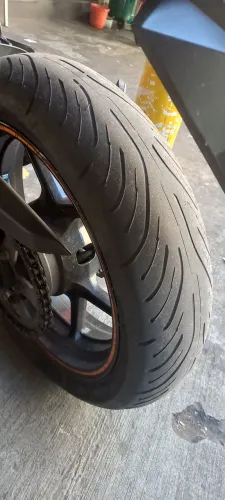2 pneus ....1 Michelin e 1 angel ...ambos 160 60r17