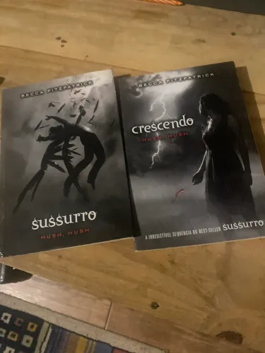 Vendo 2 volumes da saga Sussurro