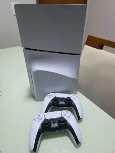 PlayStation 5, 2 controles + 3 jogos.