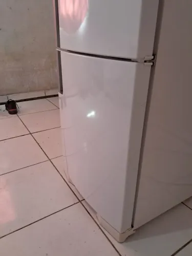 Geladeira consul frostfree bem conservada sem ferrugem, gelando bem