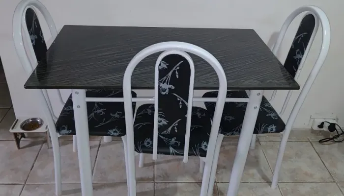 Vendo mesa com 3 cadeiras