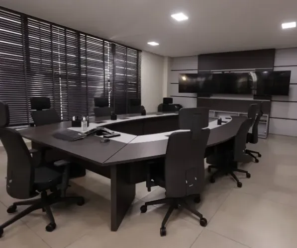 Móveis de Escritório Corporativo - Mesa de reunião, Cadeiras, Estações de trabalho.