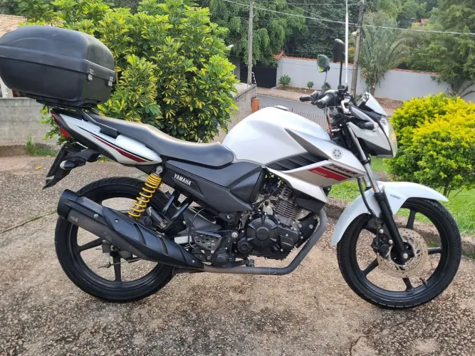 Vendo Fazer 150 muito conservada.