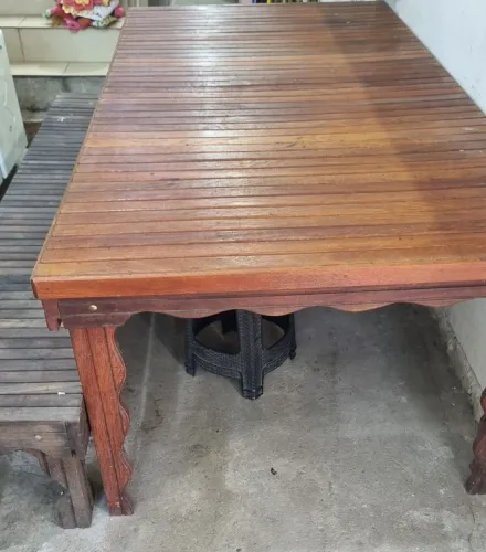 Mesa madeira e bancos grandes para familia.