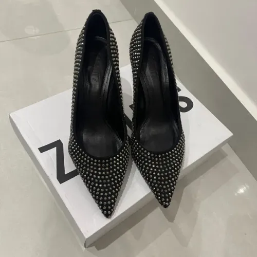 Scarpin Schutz Preto com Tachas Prateadas - Salto Alto - Tam. 36 - Luxo e Elegância