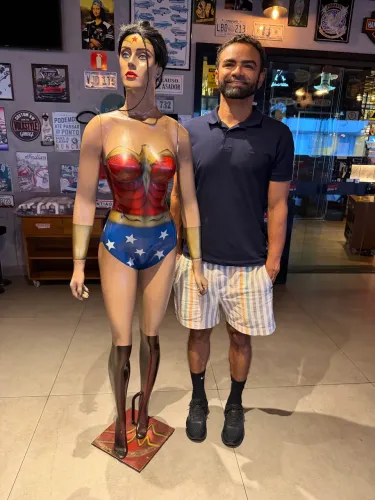 Mulher Maravilha Tamanho Real em Fibra Restaurante, Loja Geek e Eventos 