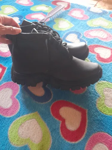 Vende se uma bota masculina
