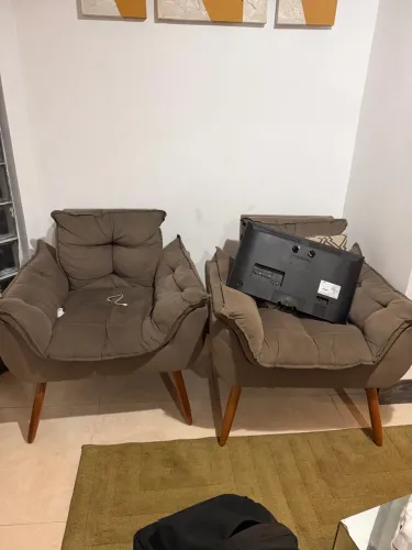 Par de Poltronas Decorativas Opala em Suede Castanho / Marrom - Pés Palito