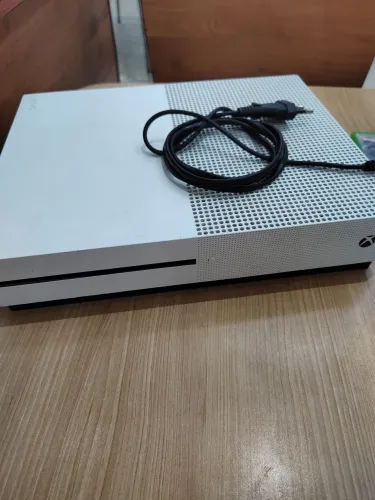 XBOX ONE S COM DEFEITO ( 1 ANO DE USO )
