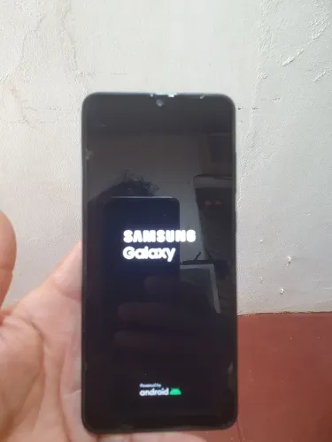 Celular Samsung A05 semi-novo somente a película trincada estato ótimo.
