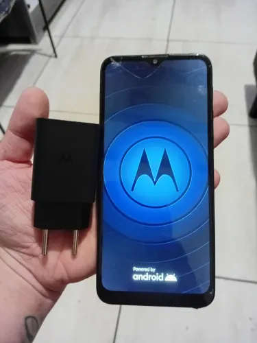 Vendo moto G 10 64 gb trincado tela afeta nada funcionando normal.