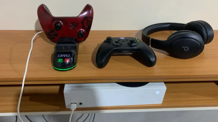 Xbox Series X + 2 Controles + Base Carregadora + Baterias Recarregáveis
