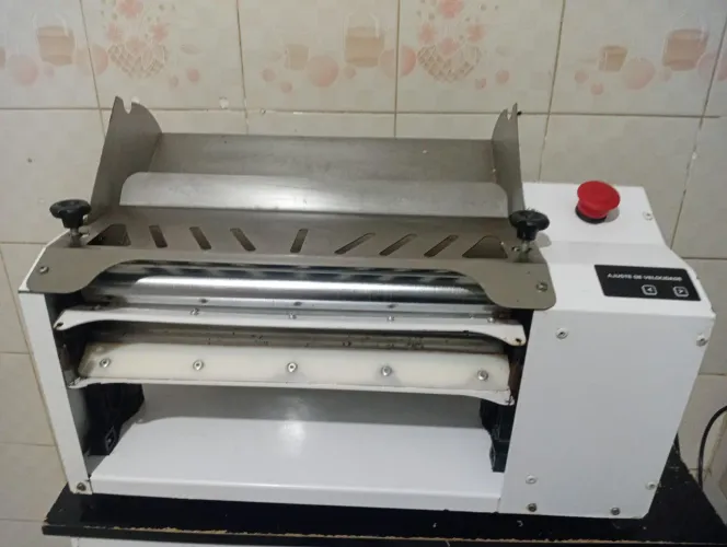 Cilindro elétrico em inox, ideal para Pastéis, pizzas e massas em geral, em ótimo estado.