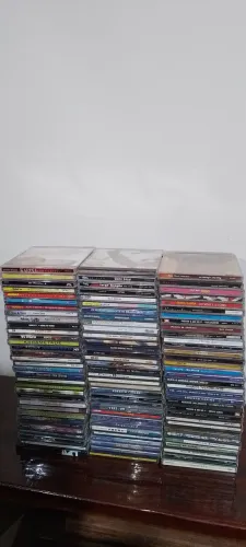 Coleção de CDs vários gêneros são 100cds