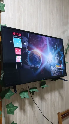 Vendo essa tv da marca Panasonic de 32 polegadas SMART completa com controles e pé