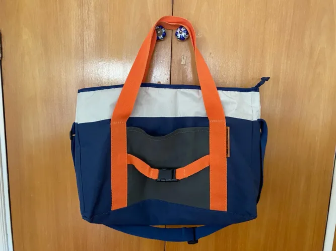 Bolsa de Ombro Azul com detalhes em Laranja