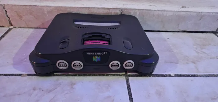 NINTENDO 64 COMPLETO FONTE CABOS CONTROLE E 1 FITA DE BRINDE FUNCIONANDO PERFEITAMENTE