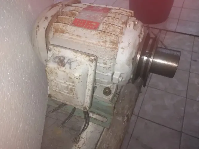 Motor Weg 1 CV trifásico usado excelente estado 220\380 volts