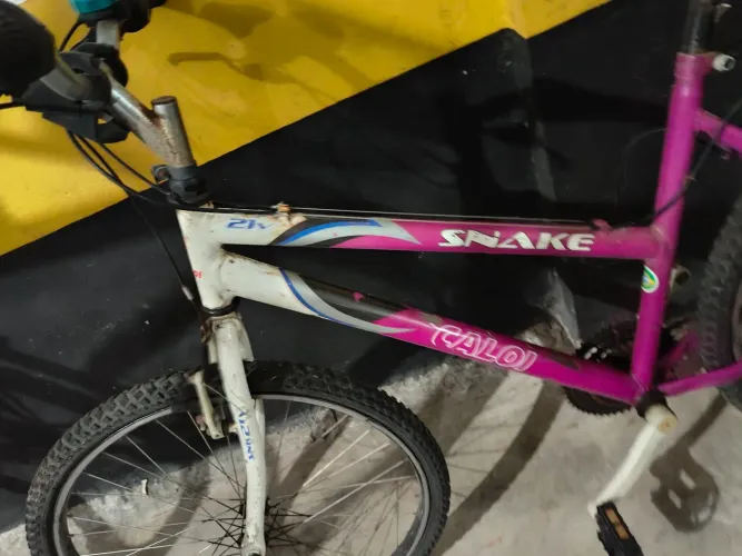 Vendo bike snake Caloi aro 26 usada e com pequenos pontos com ferrugem 