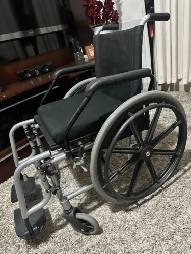 Cadeira de rodas em ótimo estado (nova )
