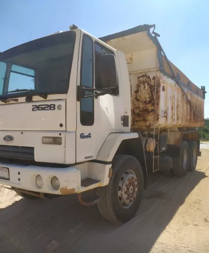 Ford Cargo 2628 ano 2011, 6x4, com caçamba de 12 m, em SP