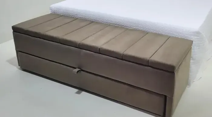 Puff Baú Sapateira com Capitonê em Suede Liso Puff Baú Gaveta (sapateira e Calçadeira)