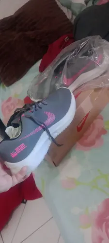 Tênis Nike cinza com detalhes rosa