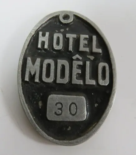 Antigo CHAVEIRO do quarto 30 do HOTEL MODÊLO. Mede aprox. 08 X 5,5 centímetros. Feito em A