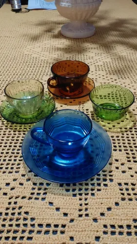 Conjunto de xícaras e tigela antigas vidro coloridas de vidro