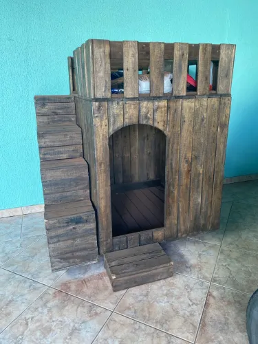 Casinha / Toca/ Sobrado de Pallets para cães boa para animais de grande porte