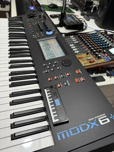 Teclado Yamaha MODX6+ Plus