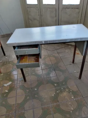 Mesa de escritório com gavetas