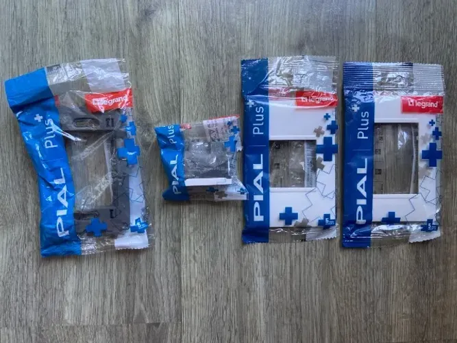 Linha PialPlus+ branca: suporte 4x2, módulo tomada 10A, placas 4x2 dupla e tripla